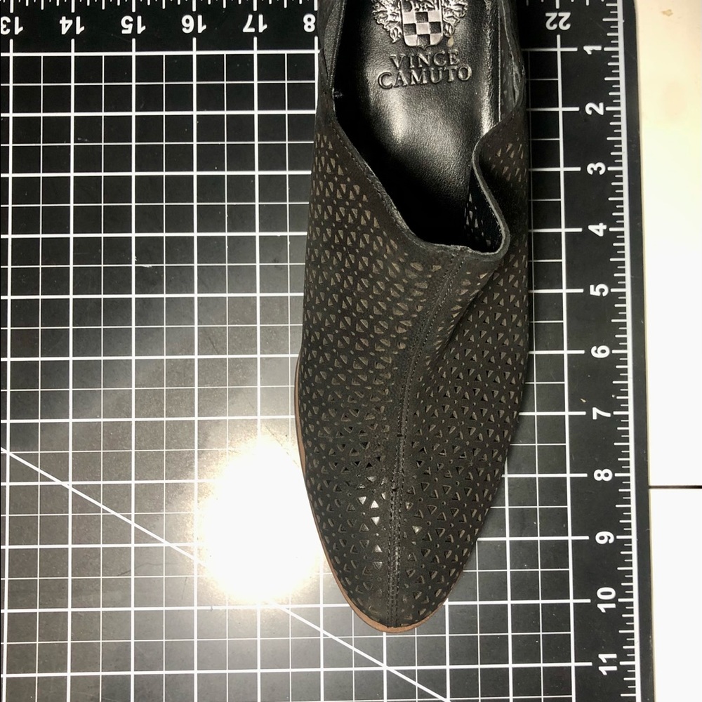 Like New! Vince Camuto Black Leather Cut Out ankle Booties Size 8.5/39 - Picture 9 of 11